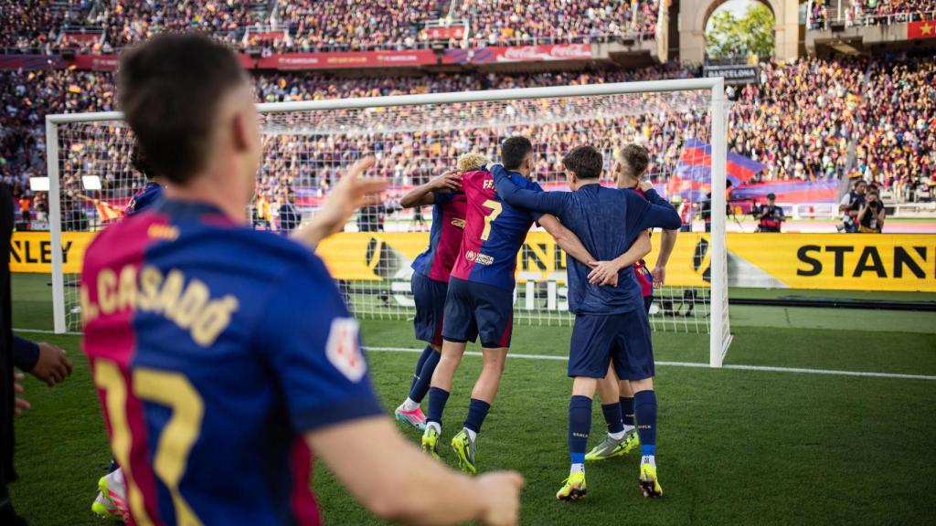 El Barça celebra la victoria frente al Real Madrid en Montjuïc