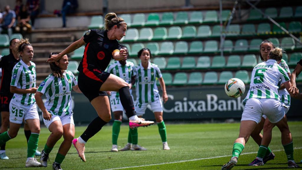 Alexia Putellas remata un balón frente Real Betis
