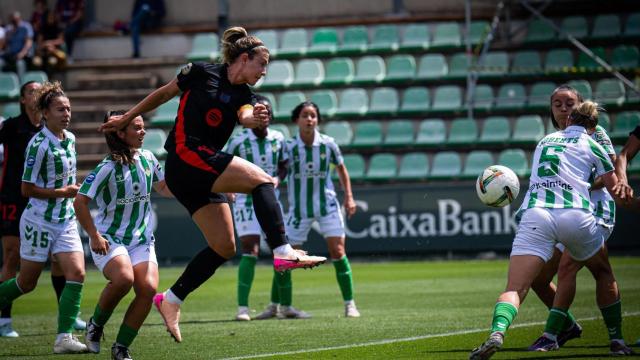 Alexia Putellas remata un balón frente Real Betis