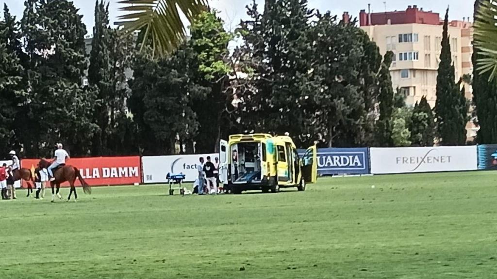 Asistencia médica al jugador Benjamín Araya en el Real Club de Polo de Barcelona