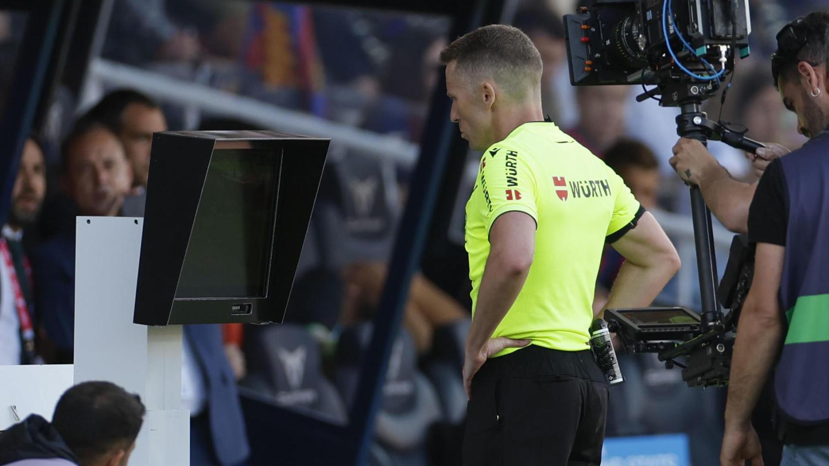 Hernández Hernández consulta una jugada tras ser reclamado por el VAR