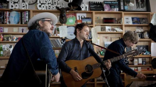 Miembros dell grupo norteamericano Wilco durante una de sus apariciones en el Tiny Desk