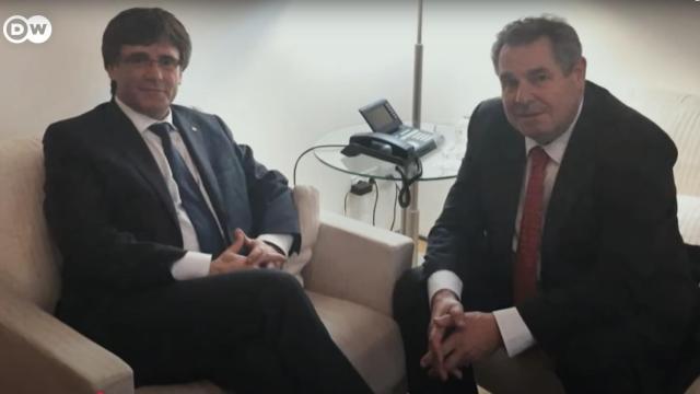 Carles Puigdemont y Víctor Terradellas, durante una reunión, en una imagen del documental de Arte France difundido por DW