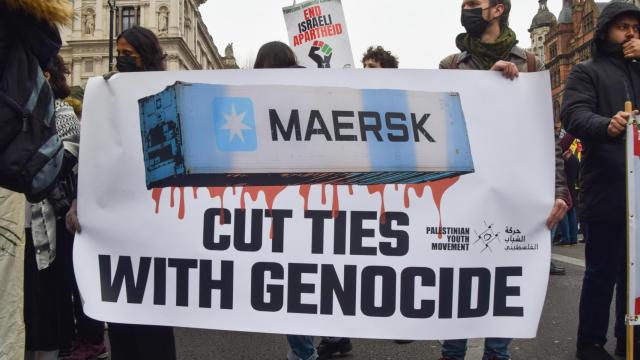Un manifestante sostiene en Londres una pancarta pidiendo a Maersk que corte vínculos con el genocidio