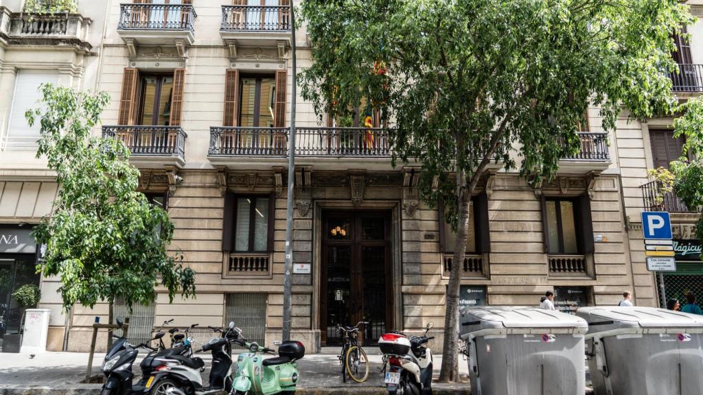 La sede de Òmnium Cultural en la calle Diputació de Barcelona