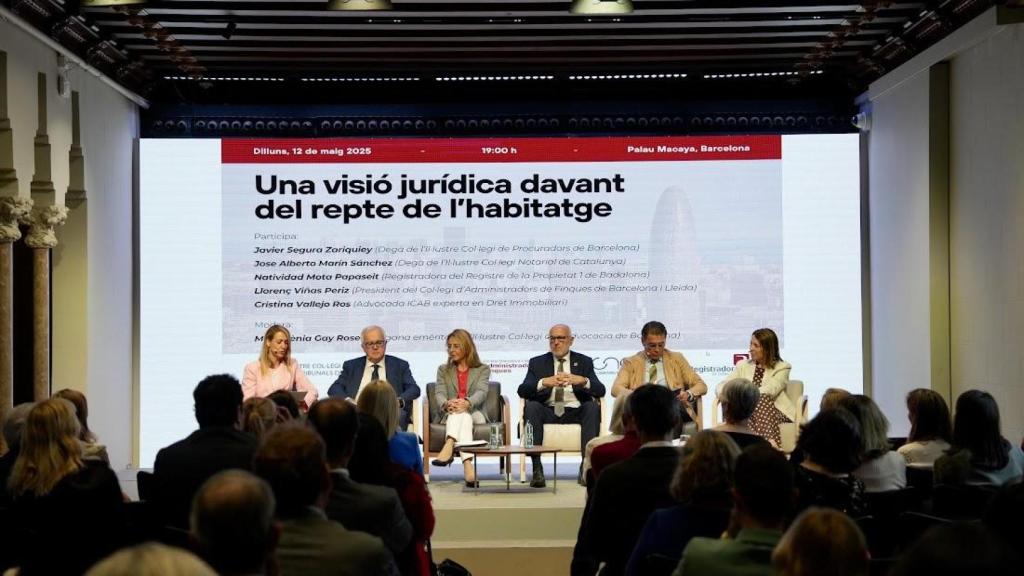 De izq. a dcha., el decano del Colegio Notarial de Cataluña, Jose Alberto Marín; la registradora del Registro de laPropiedad de Badalona, Natividad Mota; el presidente del Colegio de Administradores de Fincas de Barcelona y Lleida, Llorenç Viñas; y el decano del Colegio de Procuradores de Barcelona, Javier Segura Zariquiey, durante la mesa redonda en el Palau Macaya.