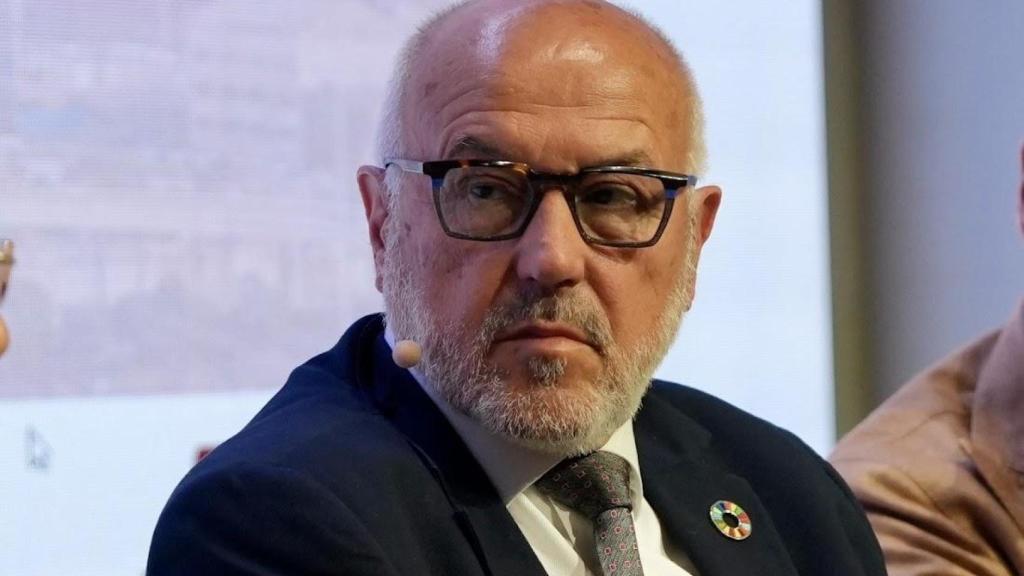 Llorenç Viñas, presidente del Colegio de Administradores de Fincas de Barcelona y Lleida, durante su intervención en la mesa redonda, en el Palau Macaya.