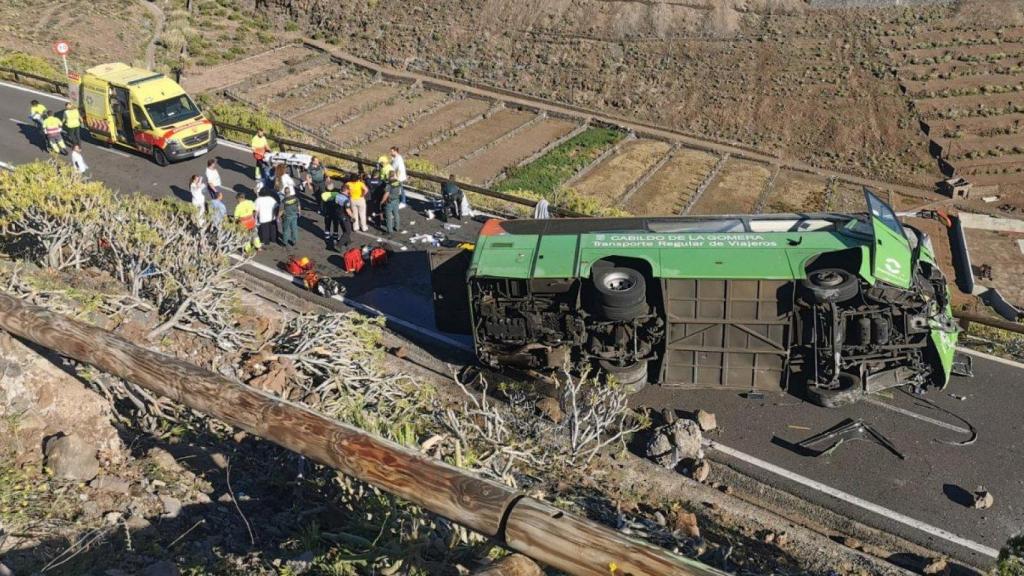 El autobús volcado en una carretera de La Gomera que ha provocado la muerte de una mujer catalana.