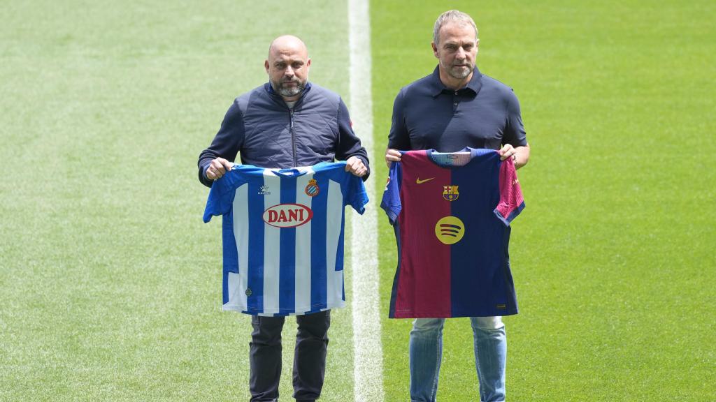 Manolo González y Hansi Flick, en la foto de entrenadores previa al derbi Espanyol-Barça