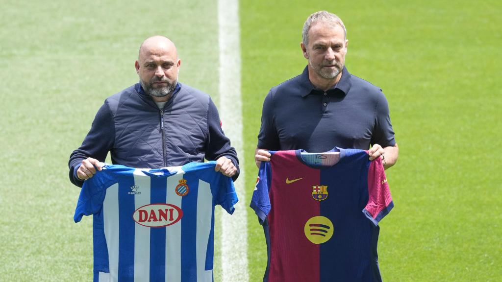 Manolo González i Hansi Flick, a la foto d'entrenadors prèvia al derbi Espanyol-Barça