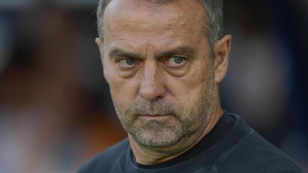 Hansi Flick, atento durante el Barça-Real Madrid