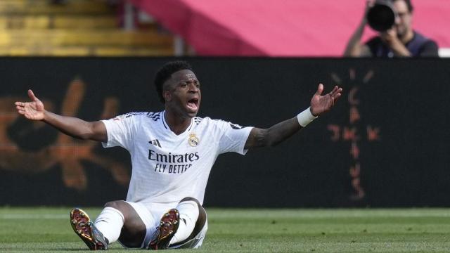 Vinicius Jr se queja en una acción durante el clásico