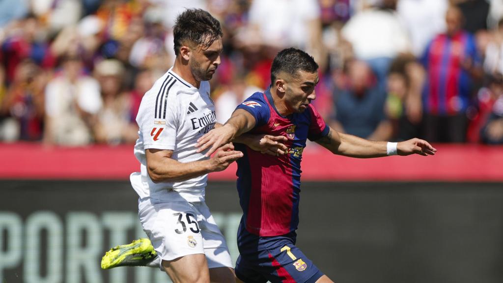 Raúl Asencio defiende a Ferran Torres durante el clásico Barça-Real Madrid de Montjuïc