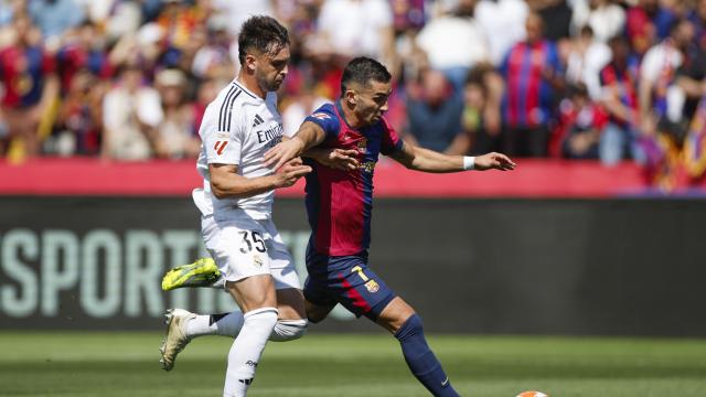 Raúl Asencio defiende a Ferran Torres durante el clásico Barça-Real Madrid de Montjuïc