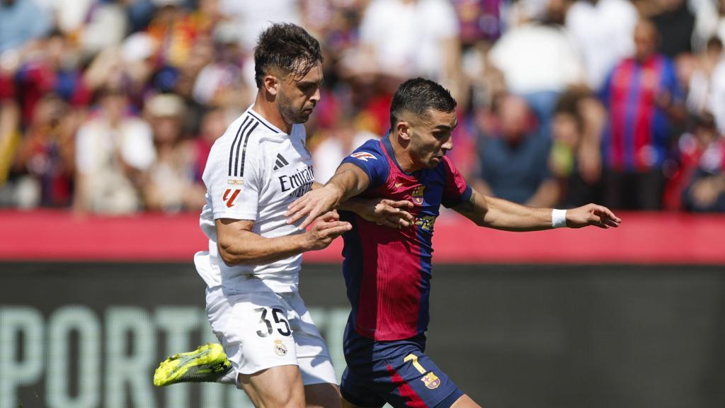 Raúl Asencio defensa a Ferran Torres durant el clàssic Barça-Real Madrid de Montjuïc