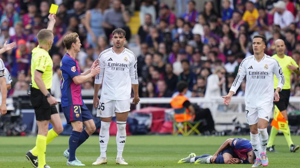 Raúl Asencio recibe tarjeta amarilla en el clásico Barça-Real Madrid de Montjuïc