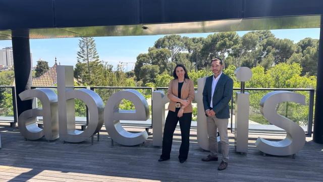 Laura Moreno, cofundadora y directora ejecutiva de EarthPulse y Antonio Durán, Responsable Global de Innovación de Abertis