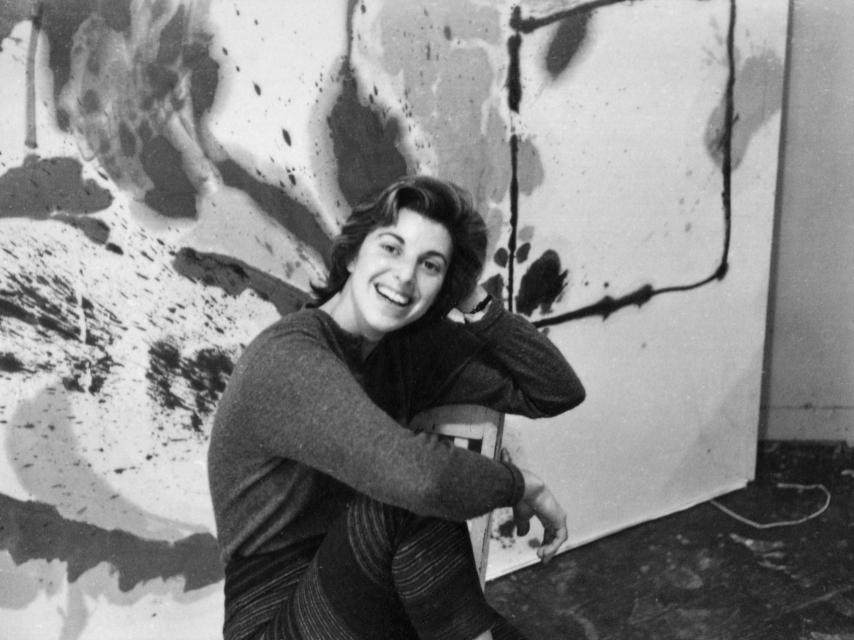 Frankenthaler en su estudio de la Tercera Avenida con Alassio (1960, obra en progreso), Nueva York, 1960.