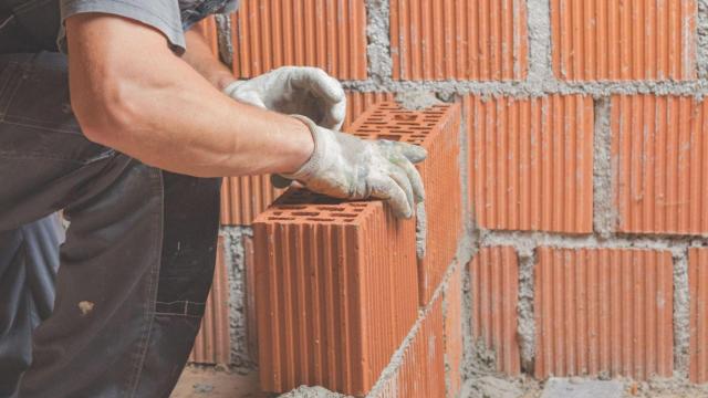 Persona que trabaja en la obra