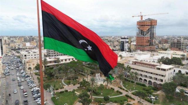 La bandera de Libia ondea sobre Tripoli