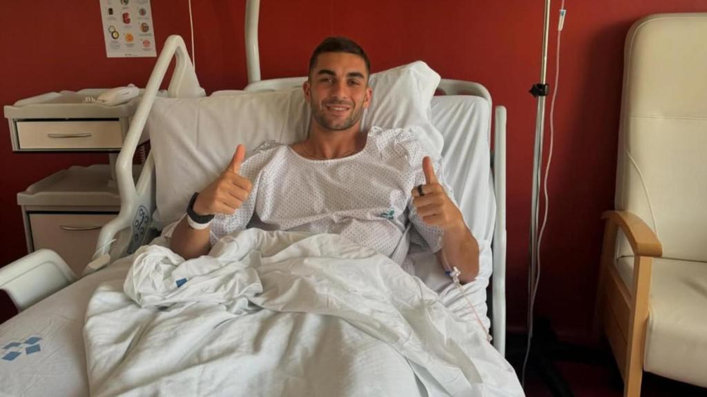 Ferran Torres celebra su satisfactoria intervención de apendicitis en el Hospital de Barcelona