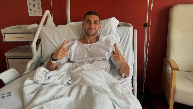 Ferran Torres, acompañado de varios amigos suyos en el Hospital de Barcelona tras ser operado de apendicitis