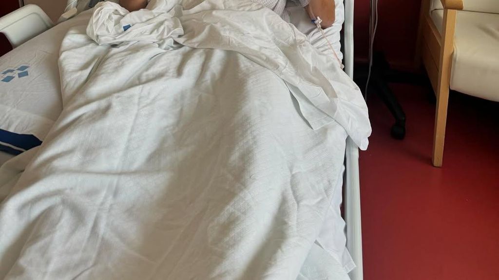 Ferran Torres, acompanyat de diversos amics seus a l'Hospital de Barcelona després de ser operat d'apendicitis