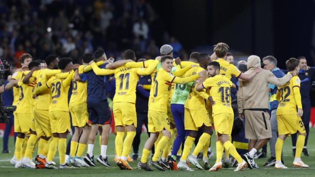 Los jugadores del Barça celebran la Liga de 2023 que ganaron en el campo del Espanyol
