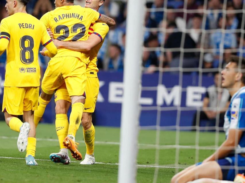 Los jugadores del Barça celebran un gol al Espanyol