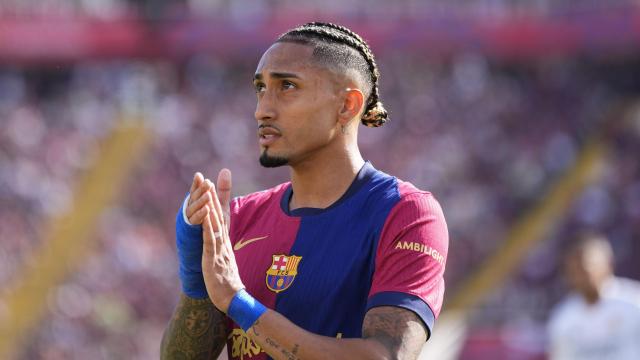 Raphinha aplaude a la afición del Barça en el clásico contra el Real Madrid en Montjuïc