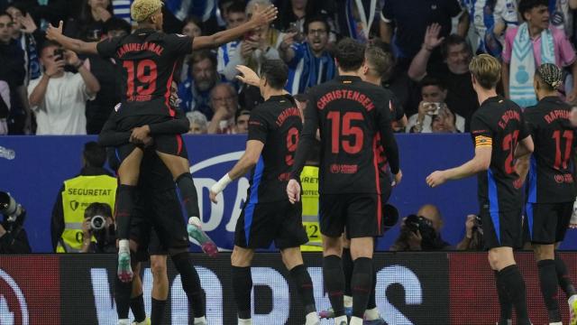 Los futbolistas del Barça celebran el gol de Lamine