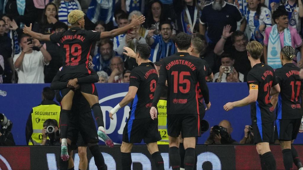 Los futbolistas del Barça celebran el gol de Lamine