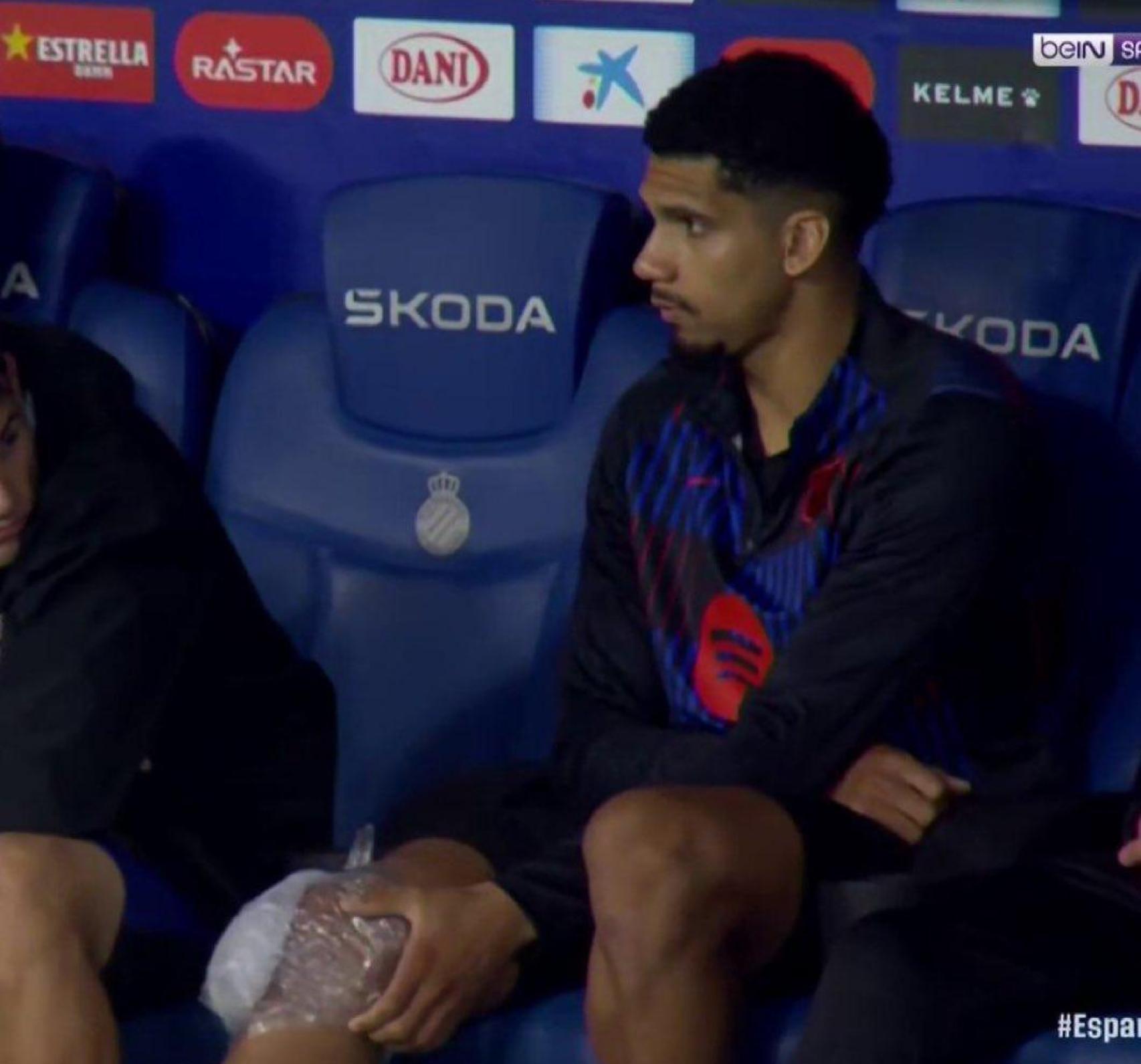 Ronald Araujo, con hielos en la rodilla derecha, tras lesionarse en el derbi Espanyol-Barça