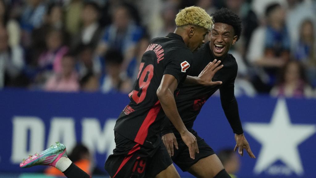 Lamine Yamal celebra su golazo contra el Espanyol en el derbi catalán