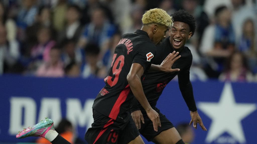 Lamine Yamal celebra su golazo contra el Espanyol en el derbi catalán