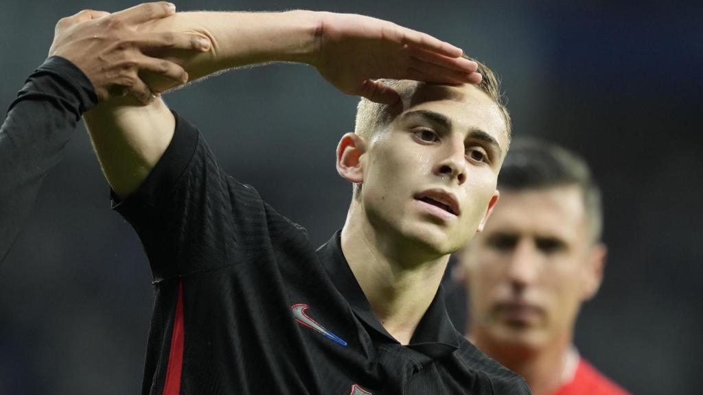 Fermín López celebra el gol que certifica el alirón del Barça en el derbi catalán