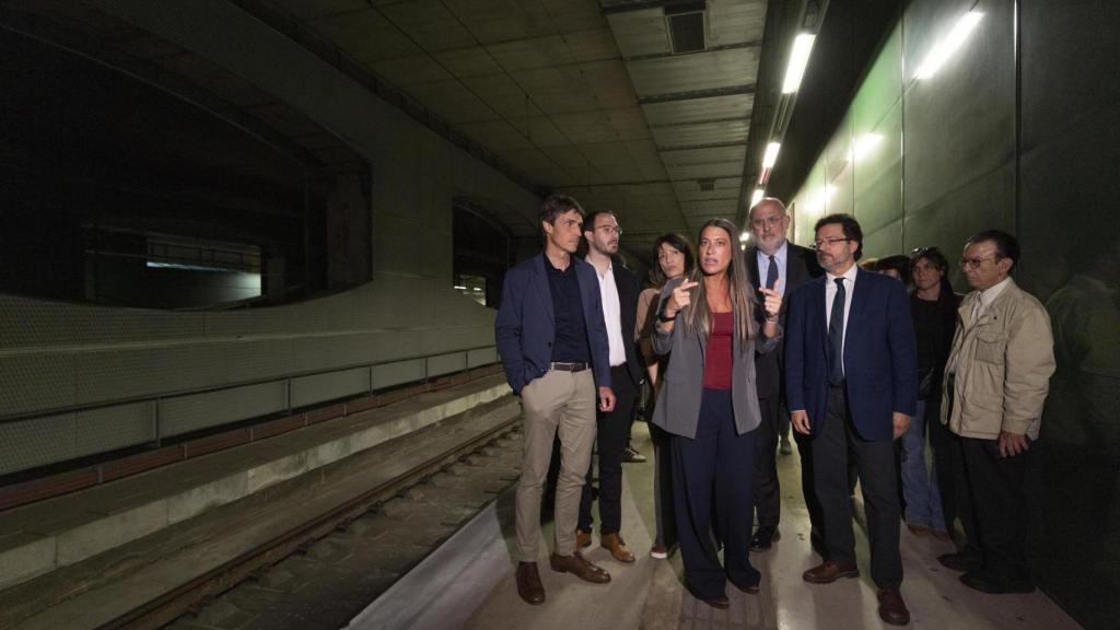 La portavoz de Junts en el Congreso, Míriam Nogueras (c), acompañada por los diputados Isidre Gavín (d), Pilar Calvo (3i) y del portavoz en el Senado, Eduard Pujol (c), durante su encuentro con la prensa para explicar un acuerdo con el Ministerio de Transportes sobre la red de alta velocidad en El Prat