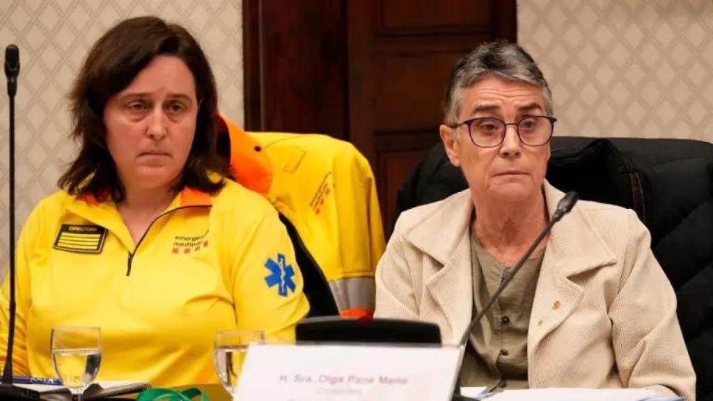 Anna Fontquerni, directora del SEM, con la consejera de Salud, Olga Pané, en el Parlament