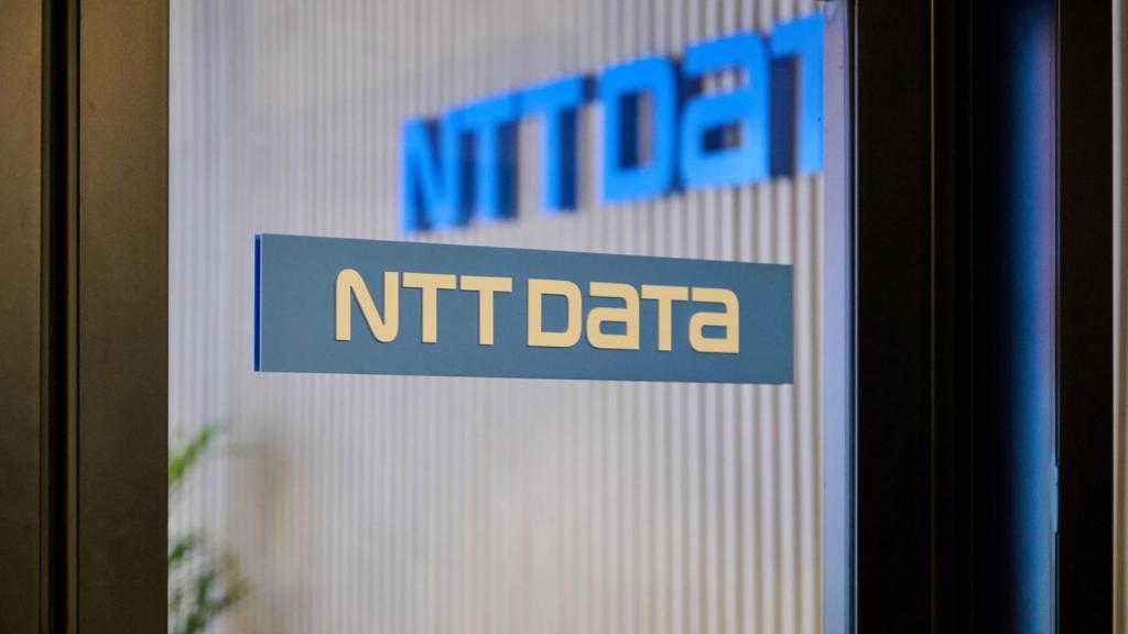 Cartel luminoso en la sede de NTT Data en Barcelona