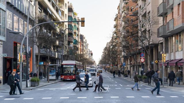 Imagen en archivo de una calle del barrio de Sants en Barcelona