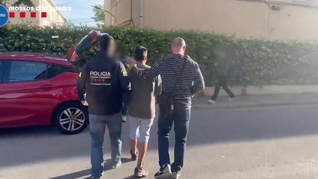 Momento de la detención de uno de los sospechosos que vivía en Sants, de la red del caso 'Pelicot catalán'.