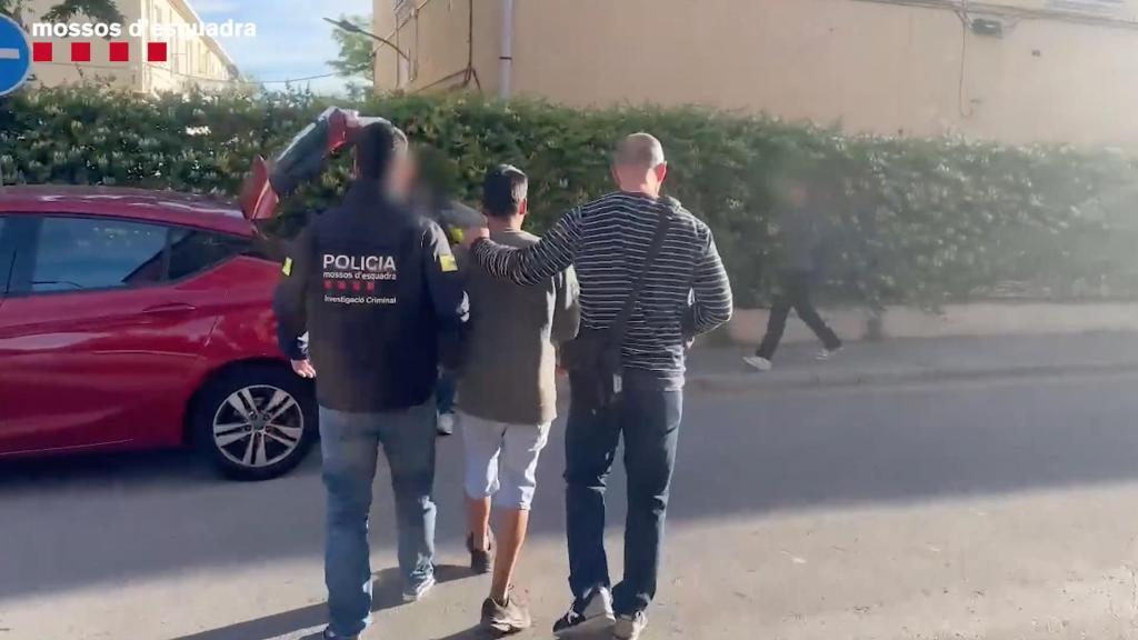Moment de la detenció d'un dels sospitosos que vivia a Sants, de la xarxa del cas 'Pelicot català'.