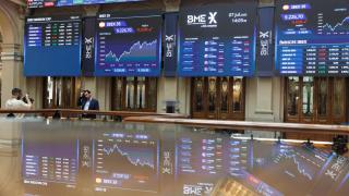 Varios paneles del Ibex 35, en el Palacio de la Bolsa