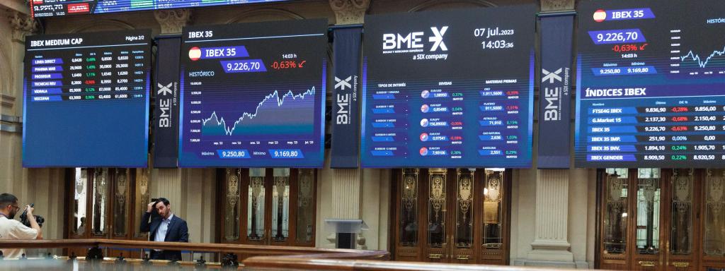 Varios paneles del Ibex 35, en el Palacio de la Bolsa