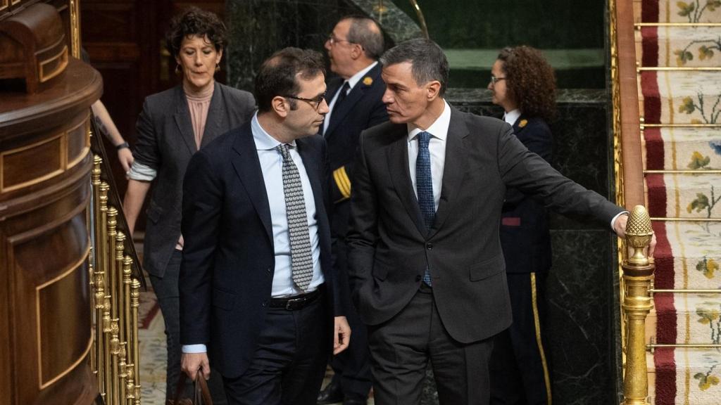El ministro de Economía, Carlos Cuerpo (izq.), conversa con el presidente del Gobierno, Pedro Sánchez / EP