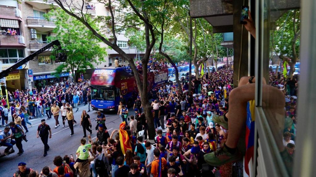 Las calles de Barcelona, llenas de culés durante el paso de la rúa del Barça campeón del triplete nacional