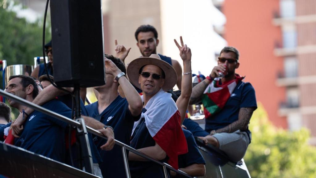 Wojciech Szczesny, Éric García, Iñigo Martínez y el resto de estrellas del Barça, en la rúa del campeón de Liga por Barcelona
