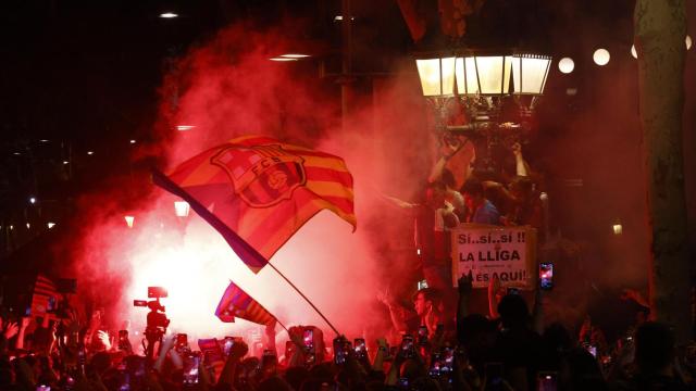 Los aficionados del Barça celebran el título de Liga 2024-25 en la fuente de Canaletes