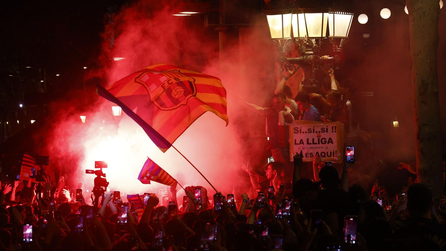 Los aficionados del Barça celebran el título de Liga 2024-25 en la fuente de Canaletes