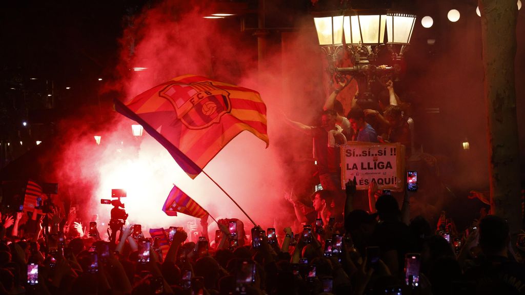 Los aficionados del Barça celebran el título de Liga 2024-25 en la fuente de Canaletes